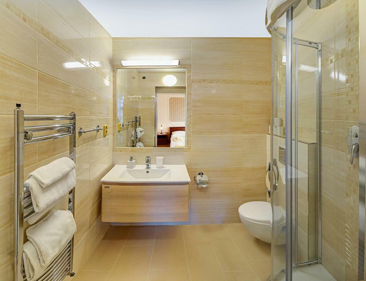 Ld Morava Hotel Karlovy Vary Bagian luar foto